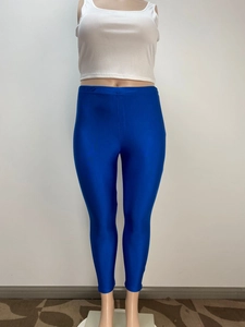 Détail macro du legging taille haute bleu roi brillant avec tissu à texture métallique