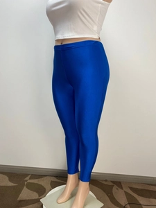 Détail du legging taille haute bleu roi avec finition brillante et surpiqûres