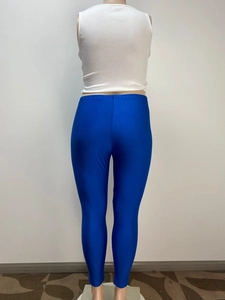Vue détaillée du dos d'un legging bleu électrique en tissu élastique brillant