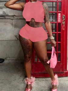 Ensemble deux pièces rose en maille côtelée avec débardeur court et short taille haute
