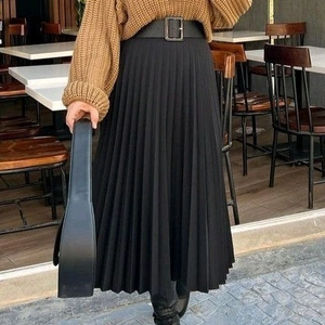 Jupe longue plissée noire pour femme avec ceinture large et pull en maille marron