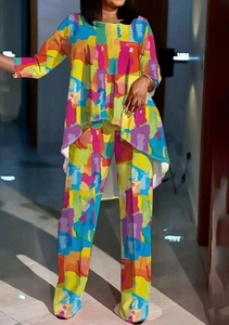 Détail du motif abstrait coloré sur un ensemble deux pièces haut à manches longues et pantalon