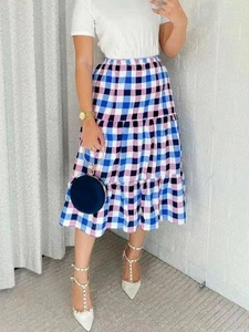 Détail d'une jupe midi à volants avec motif vichy bleu rose et noir à plusieurs niveaux