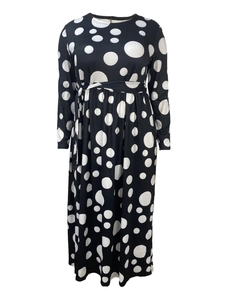 Robe maxi élégante à pois noirs et blancs avec manches longues et ceinture à la taille