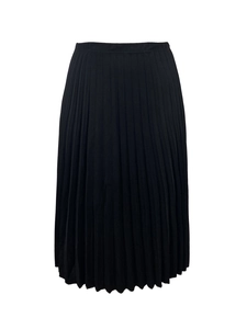 Détail de la taille élastique et des plis verticaux fins sur une jupe trapèze noire