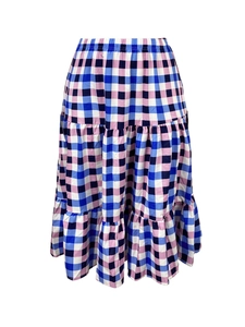 Détail d'une jupe à carreaux à volants avec motifs bleu et rose et taille élastique confortable
