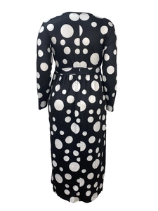Robe maxi élégante à manches longues en tissu noir avec imprimé à pois blancs larges