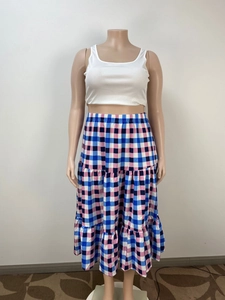 Détail de la jupe longue à carreaux bleus et roses avec taille élastique confortable