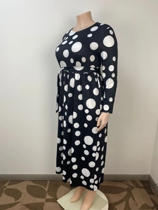 Vue détaillée de côté d'une robe longue à pois noirs et blancs grande taille avec ceinture