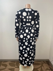 Vue arrière d'une robe maxi noire à manches longues avec pois blancs et taille ajustée