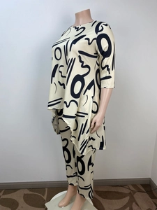 Vue latérale d'un ensemble deux pièces beige avec motifs géométriques noirs abstraits