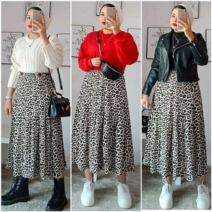 Trois variantes de style d'une jupe midi léopard avec pulls et veste en cuir noir