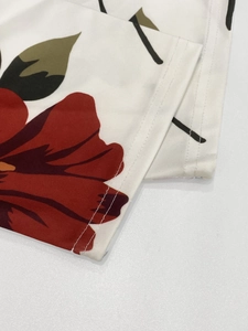 Gros plan des coutures à double aiguille sur le tissu blanc à motif floral