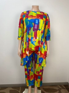 Détail de l'imprimé abstrait coloré et du tissu doux de l'ensemble deux pièces pour femme