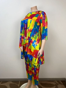 Détail d'un imprimé graffiti abstrait coloré sur un ensemble tunique et pantalon chic