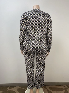 Rückansicht eines zweiteiligen Damen-Sets mit geometrischem Kettendruck und schmaler Hose