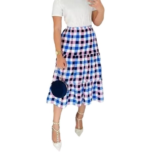 Ensemble grande taille femme avec t-shirt blanc et jupe longue à carreaux et volants