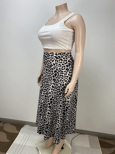Détail de la jupe midi trapèze pour femme avec imprimé léopard et texture fluide