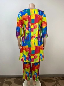 Vue arrière d'un ensemble deux pièces pour femme avec imprimé abstrait multicolore