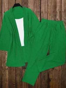Grünes dreiteiliges Lounge-Set mit Kimono-Cardigan und weiter Hose auf Holzboden