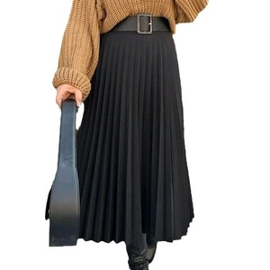Jupe longue plissée noire à taille haute pour femme avec une ceinture à boucle large