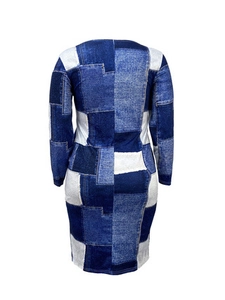 Rückansicht eines langärmeligen Kleides mit Denim-Patchwork-Druck und figurbetonter Passform