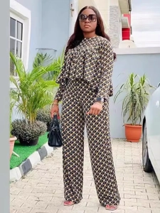 Zweiteiler für Damen mit geometrischem Print, Langarm-Oberteil und weiter Hose im Set