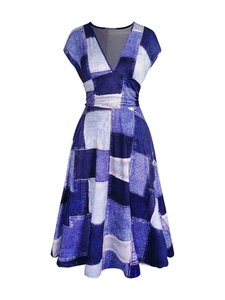 Détail du décolleté en V et de l'imprimé denim patchwork sur cette robe trapèze midi