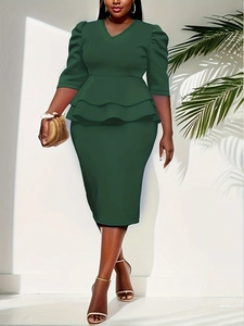 Detailansicht dunkelgrünes V-Ausschnitt Midikleid mit Schößchen-Taille und Rüschensaum
