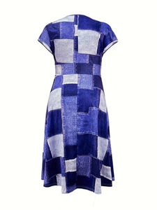 Vue détaillée du dos d'une robe trapèze sans manches à col en V avec imprimé denim bleu