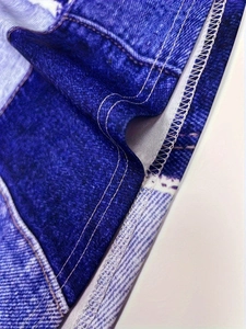 Détail des coutures internes à double aiguille et du surjet sur tissu imprimé denim
