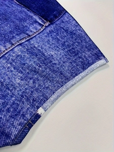 Vue macro du tissu imprimé denim bleu foncé avec coutures fines et texture sergé