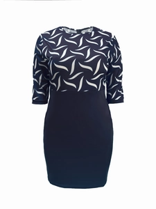 Detail of slim-fit bodycon dress featuring navy blue pattern and elegant 3/4 sleeves