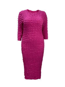 Détail du tissu gaufré magenta sur une robe mi-longue élégante avec manches trois-quarts