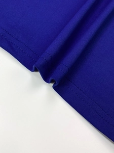 Detailansicht des königsblauen Strickkleid-Saums mit hochwertiger Doppelnadel-Naht