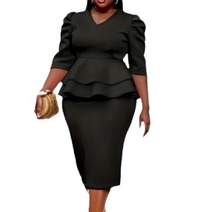Elegantes schwarzes V-Ausschnitt Peplum-Kleid mit Puffärmeln und schmaler Passform