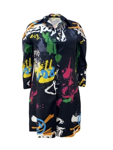 Détail d'une robe chemise ample avec éclaboussures de peinture et imprimé graffiti