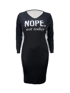Robe noire à manches longues col V avec imprimé NOPE et bandes blanches latérales