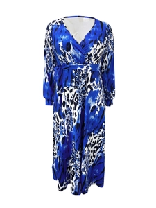 Détail d'une robe longue à col en V avec imprimé animal bleu et ceinture assortie