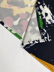 Détail macro de la couture surjet et de l'imprimé abstrait sur la robe à manches longues