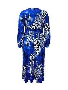 Détail de robe longue à imprimé animalier montrant le lien à la taille et les poignets serrés
