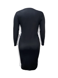 Vue arrière d'une robe moulante à manches longues et col en V avec design bicolore noir et blanc