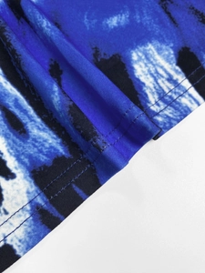Détail d'une robe maxi à col en V avec imprimé abstrait bleu et surpiqûre double