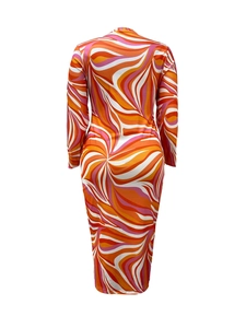 Détail de la vue arrière d'une robe midi à manches longues avec imprimé spirale psychédélique