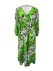 Détail d'une robe cache-cœur col V avec imprimé léopard vert vif et ceinture à nouer