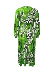 Détail de la robe à imprimé léopard vert et blanc avec ceinture et manches longues