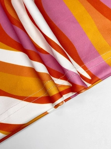 Détail du tissu tricoté à rayures ondulées avec couture précise à double aiguille
