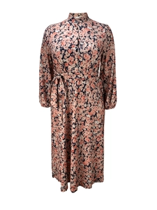 Détail d'une robe maxi fleurie à manches longues avec col montant et ceinture nouée