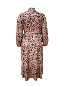 Détail de robe longue fleurie à manches longues avec ceinture et imprimé vintage