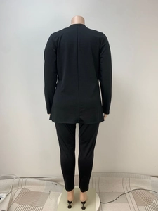 Vue arrière d'un ensemble pantalon et haut noir à manches longues en maille douce